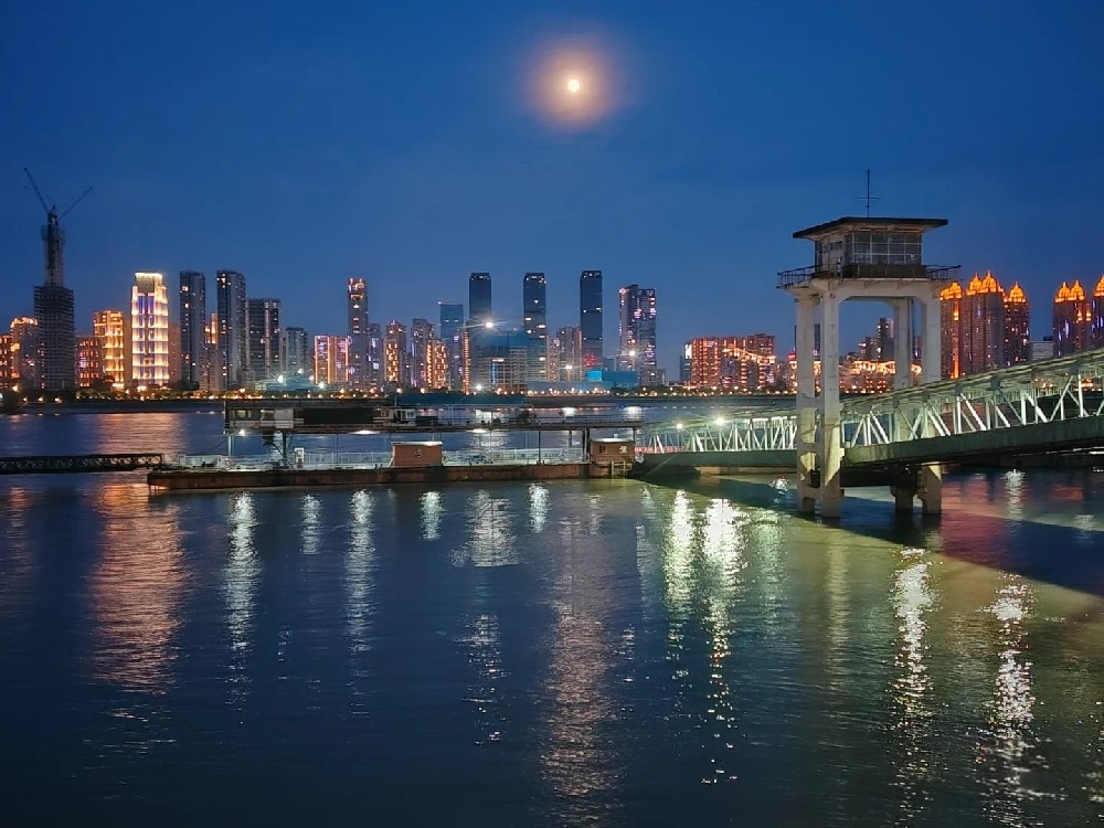 武汉夜网资讯——江城夜生活的多彩画卷